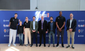 El concejal de deportes, Javier Mateo, informa en rueda de prensa sobre el Torneo de Verano de Baloncesto Juvenil Junior NBA
